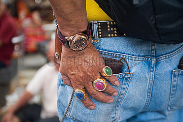 Singapur  Republik Singapur  Nahaufnahme Hand eines Mannes mit Armbanduhr und Ringen in Chinatown