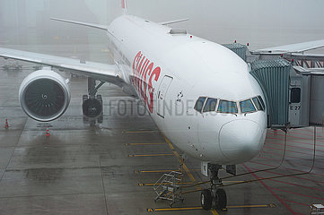 Zuerich  Schweiz  Boeing 777 Passagierflugzeug der Swiss Airlines parkt an einem Flugsteig auf dem Flughafen Zuerich
