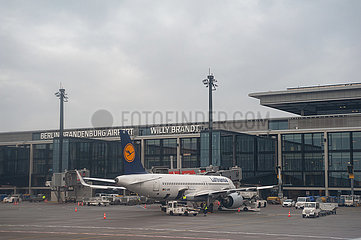 Berlin  Deutschland  Lufthansa Airbus A320 Neo Passagierflugzeug auf dem Flughafen Berlin Brandenburg
