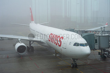 Zuerich  Schweiz  A330 Passagierflugzeug der Swiss Airlines parkt an einem Flugsteig auf dem Flughafen Zuerich