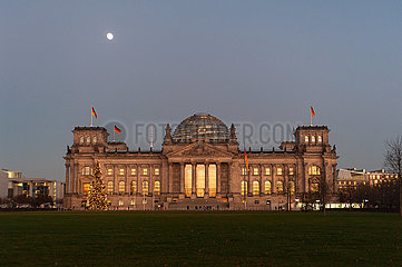 Berlin  Deutschland  Aussenansicht Reichstag in Berlin-Mitte im Abendlicht