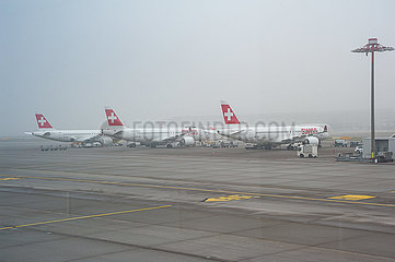 Zuerich  Schweiz  Passagierflugzeuge der Swiss Airlines parken auf dem Vorfeld am Flughafen Zuerich