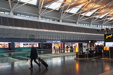 Zuerich  Schweiz  Flugreisende im Terminal des Airside Center am Flughafen Zuerich