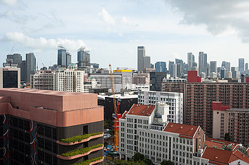 Singapur  Republik Singapur  Blick von oben auf Wohnhochhaeuser und Wolkenkratzer des Geschaeftszentrums im Hintergrund