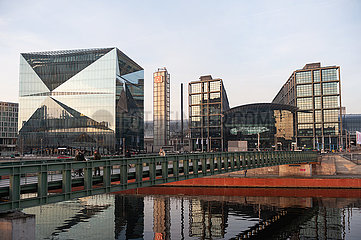 Berlin  Deutschland  Berliner Hauptbahnhof und 3XN Cube Berlin Gebaeude am Washingtonplatz in Mitte