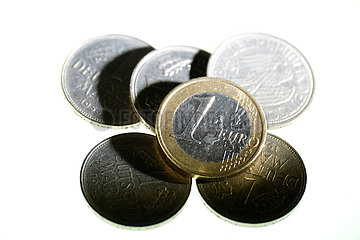Deutschland  Bremen - 1-Euro-Muenze und Deutsche Mark