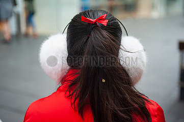 Sydney  Australien  Junge Frau traegt flauschige Ohrwaermer