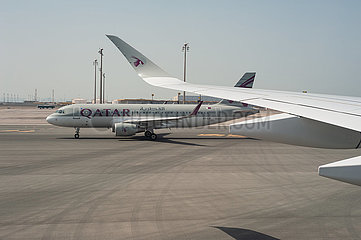 Doha  Katar  Passagierflugzeuge der Qatar Airways auf dem Hamad International Airport