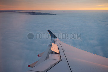 Schweiz  Luftbild im Flug nach Zuerich mit Blick aus dem Flugzeug auf Fluegel und Wolkendecke