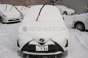 Takayama  Japan  Schneebedeckte Mietwagen auf dem Parkplatz einer Autovermietung