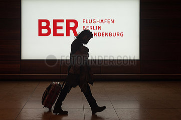 Berlin  Deutschland  Flugreisender mit Mundschutz im Terminal auf dem Flughafen Berlin Brandenburg BER