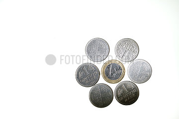 Deutschland  Bremen - 1-Euro-Muenze und Deutsche Mark