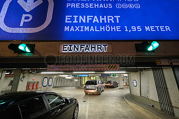 Deutschland  Bremen - PKWs bei der Einfahrt aus Parkhochhaus in der City