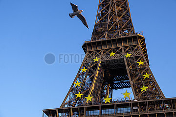 Frankreich. Paris (75) 7. Arrondissement. Im Januar 2022  für eine Woche  der Eiffelturm in den Farben Europas  für den Start der französischen Präsidentschaft des Rates der Europäischen Union