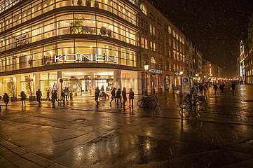 Münchener bei Einkäufen in der Sendlinger Strasse  Modehaus Konen  Schneeregen  Lichtstimmung  07.01.2022