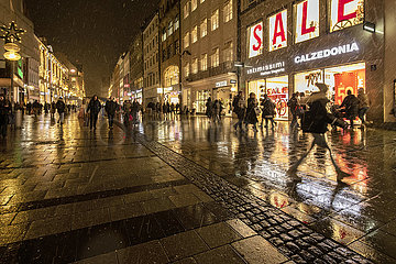 Winterwetter abends in der Kaufingerstrasse  wenige Münchener beim Shopping  07.01.2022