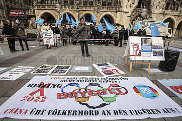 Demonstration von in München lebenden Exil-Uiguren auf dem Marienplatz  Aufruf  die Olympischen Spiele in Peking zu boykottieren  München  8. Januar 2022