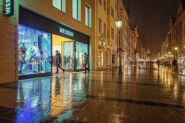 Winterwetter in der Sendlinger Strasse  Lichtstimmung  leere Einkaufsstrasse  Freitag später Nachmittag  07.01.2022