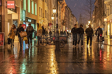 Münchener bei Einkäufen in der Sendlinger Strasse  Schneeregen  Lichtstimmung  07.01.2022