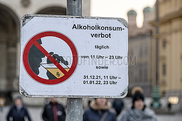 Schild Verbot Alkoholkonsum in der Münchener Innenstadt  5. Januar 2022