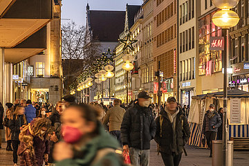 Münchener beim Shopping in der Kaufingerstrasse  München  5. Januar 2022