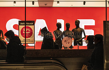 Sale  Shopping  Werbung am Marienplatz  München  5. Januar 2022