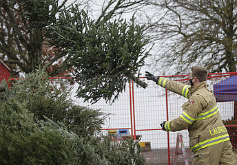 Kanada-Richmond-Firefighters-Weihnachtsbaumhacker