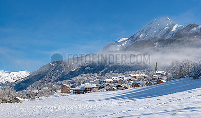Frankreich  Hautes-Alpes (05)  Saint Leger Les Melezes. Das Dorf der heiligen Leger Les Melezes im Champsaur Tal  das im Winter mit Schnee bedeckt ist. Skigebiet im Ecrins National Park