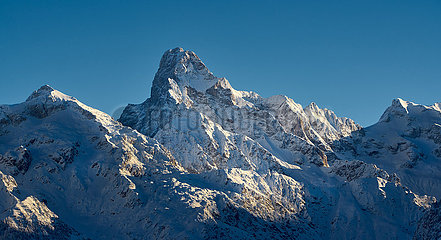 Frankreich  Hautes-Alpes (05) Valgaudemar-Tal. Panoramablick auf den Olan-Peak im Winter im Nationalpark Ecrins bei Sonnenaufgang.