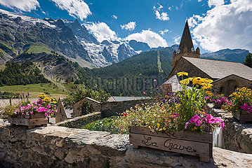 Frankreich  Hautes-Alpes (05)  La Grab. Das Dorf La Grab und seine Kirche im Nationalpark Ecrins mit La Meije Peak. Sommer im Oisans-Massiv