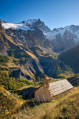 Frankreich  Hautes-Alpes (05)  Les Hieres. La Meije Peak und Gletscher in Ecrins National Park mit einer Kapelle im Herbst