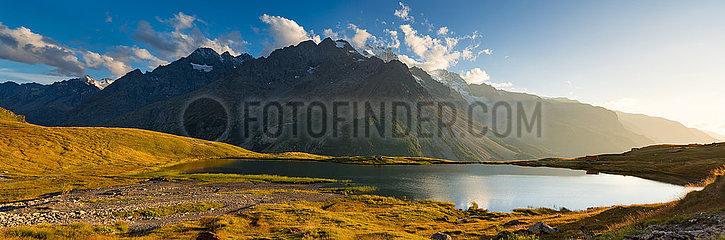 Frankreich  Hautes-Alpes (05) Romanche Tal. Villar d'Arene. Der Pontet-See bei Sonnenuntergang mit dem Meije-Peak in Ecrins National Park Massiv