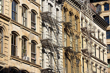 Vereinigte Staaten  New York City  Manhattan. Typische SOHO-Loft-Gebäudefassaden mit Feuer entkommen