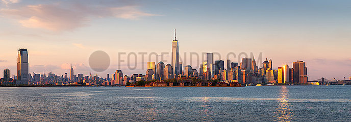 Vereinigte Staaten  New York City. Lower Manhattan Hudson River  Skycrapers Panoramablick bei Sonnenuntergang