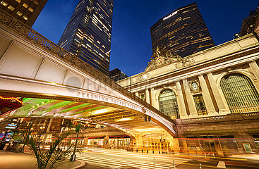 Vereinigte Staaten  New York City  Midtown Manhattan. 42nd Street  Grand Central Terminal Eingang (historisches Wahrzeichen) am Abend beleuchtet