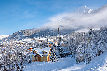 Frankreich  Hautes-Alpes (05)  Saint Leger Les Melezes. Das Dorf der heiligen Leger Les Melezes im Champsaur Tal  das im Winter mit Schnee bedeckt ist. Skigebiet im Ecrins National Park  französische Alpen