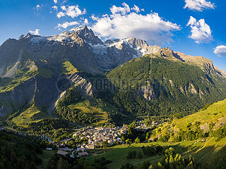 Frankreich  Hautes-Alpes (05) Nationalpark Ecrins. Romanche Tal. La Grab. Das Dorf La Grab mit La Meije-Peak und Gletscher im Sommermorgenlicht