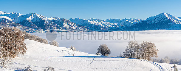 Frankreich  Hautes-Alpes (05). Winter-Panoramablick auf das Champsaurental mit Ecrins Nationalpark-Berggipfel in der Ferne. Cross-Country Sky Resort in den Hautes-Alpes (Col de Gleize  französische Alpen)