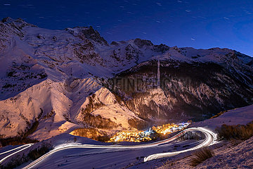 Frankreich  Hautes-Alpes (05)  La Grab. Der Nationalpark Ecrins und das Dorf La Grave beleuchteten in der Dämmerung mit La Meije Peak. Skigebiet in den Hautes-Alpes