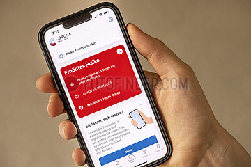 Corona Warn App auf dem iphone 13  3 Risikobegegnungen  Warnstufe Rot  München  Januar 2022