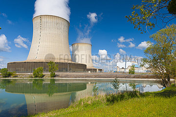 Frankreich  Loir-Et-Cher (41)  Saint-Laurent-Des-Eaux  EDF-Kernkraftwerk (CNPE) am Ufer der Loire