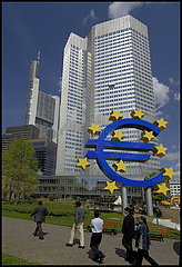 Allemagne  Francfort: Siege de la bce et sigle de l'Euro  sur La Willy Brandt Platz.