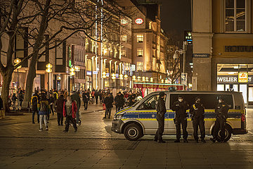 Polizei in Bereitschaft wegen möglicher Querdenker-Versammlungen oder „Spaziergänge“  München  Marienplatz  10.01.2022