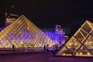 Frankreich. Paris (75) (1. Bezirk). Im Januar 2022  für eine Woche  leuchtet das Louvre Museum in den Farben Europas für den Start der französischen Präsidentschaft des Rates der Europäischen Union auf. Pei's Pyramide  Napoleon Court