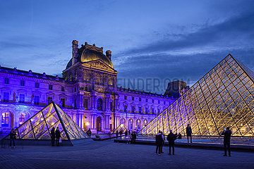 Frankreich. Paris (75) (1. Bezirk). Im Januar 2022 leuchtet das Louvre-Museum für eine Woche in Blau in den Farben Europas  für den Start der französischen Präsidentschaft des Rates der Europäischen Union. Peis Pyramide  Napoleon-Gericht