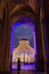 Frankreich. Paris (75) (1. Bezirk). Im Januar 2022 leuchtet das Louvre-Museum für eine Woche in Blau in den Farben Europas  für den Start der französischen Präsidentschaft des Rates der Europäischen Union. Im Napoleon Courtyard  der Peipyramide  gesehen von der Richelieu-Passage