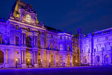 Frankreich. Paris (75) (1. Bezirk). Im Januar 2022 leuchtet das Louvre-Museum für eine Woche in Blau in den Farben Europas  für den Start der französischen Präsidentschaft des Rates der Europäischen Union. Die Fassaden des Museums im Napoleon-Innenhof