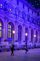 Frankreich. Paris (75) (1. Bezirk). Im Januar 2022 leuchtet das Louvre-Museum für eine Woche in Blau in den Farben Europas  für den Start der französischen Präsidentschaft des Rates der Europäischen Union. Die Fassaden des Museums im Napoleon-Innenhof