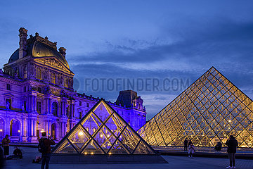 Frankreich. Paris (75) (1. Bezirk). Im Januar 2022 leuchtet das Louvre-Museum für eine Woche in Blau in den Farben Europas  für den Start der französischen Präsidentschaft des Rates der Europäischen Union. Peis Pyramide  Napoleon-Gericht