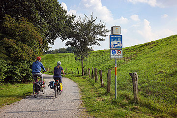 Fahrrad fahren an der Emscher  Emscherumbau  Bottrop  Nordrhein-Westfalen  Deutschland